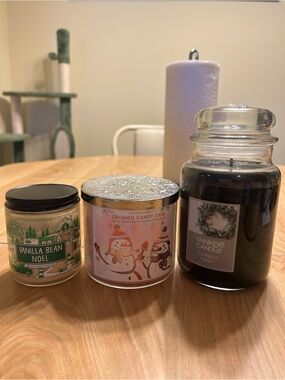 Christmas Candles - Vanilla Bean Noel, Crushed Candy Cane & Eucalyptus Wreath